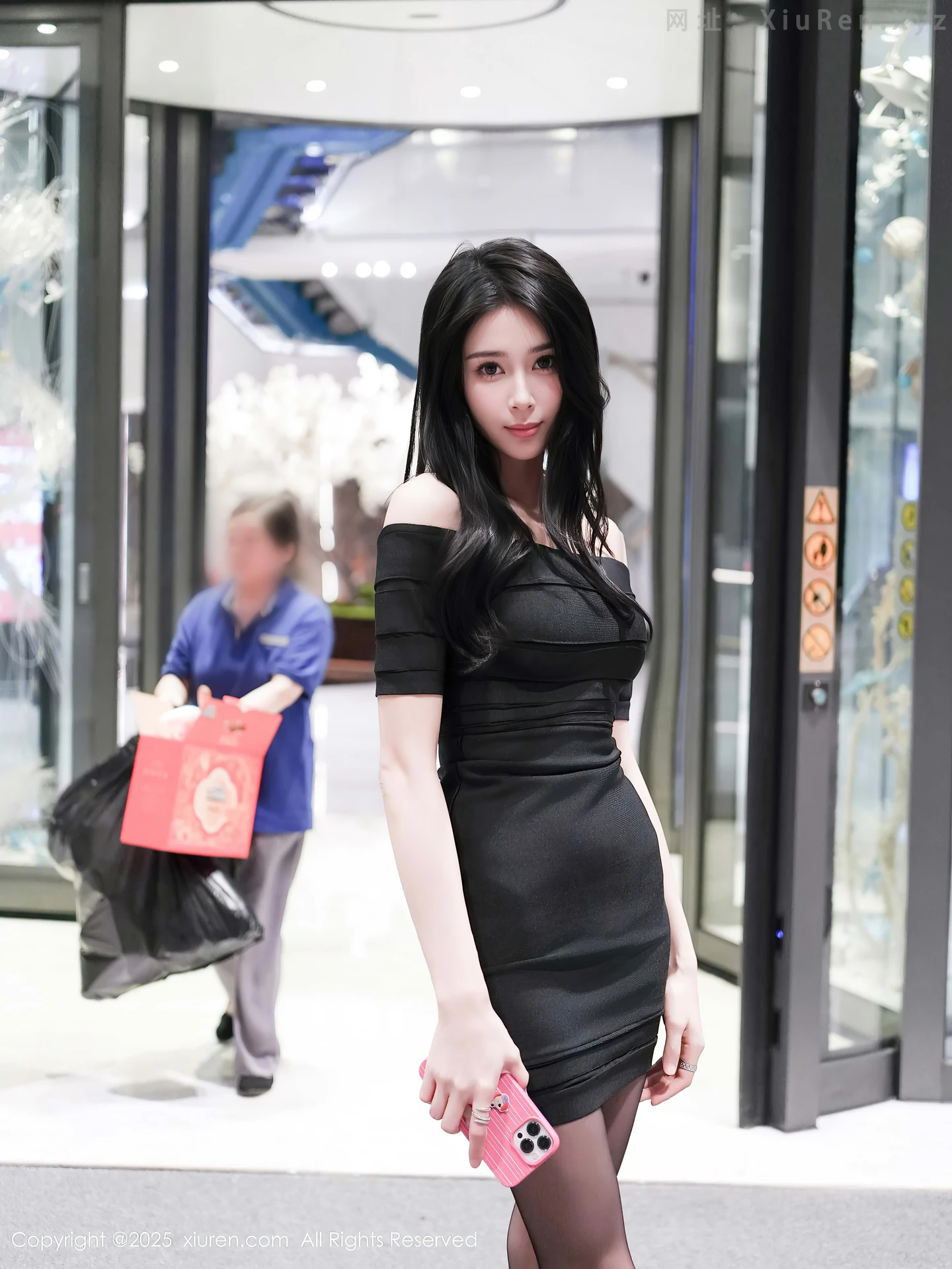 图片[4]-[XiuRen秀人网] VOL.10942 新人模特椰汁糯米姬性感黑色连衣短裙配超薄黑丝秀美腿诱惑写真53P-秀人网官方网站
